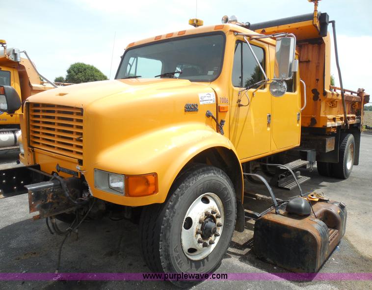 image for item K7507 2002 International 4900 Crew Cab dump truck