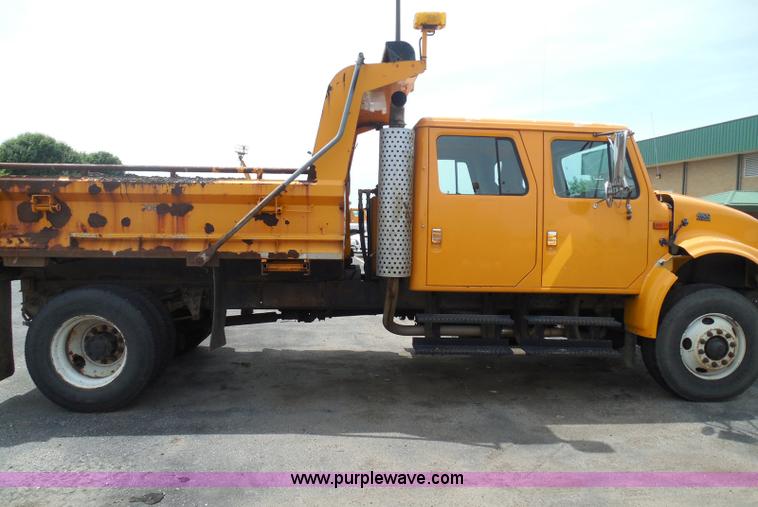 image for item K7507 2002 International 4900 Crew Cab dump truck