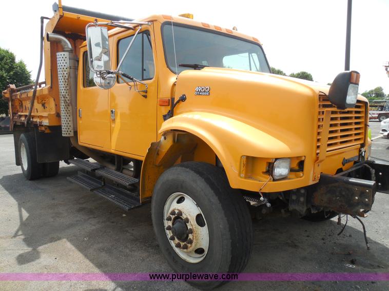 image for item K7507 2002 International 4900 Crew Cab dump truck