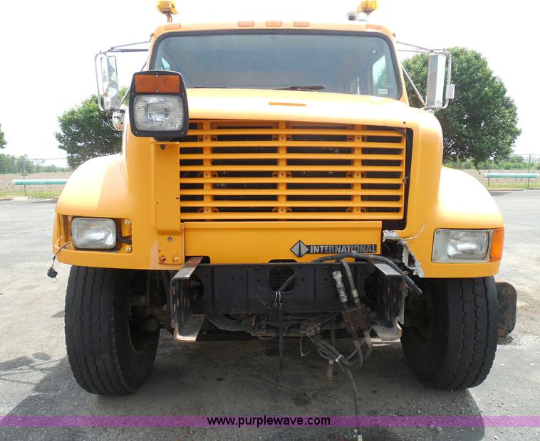 image for item K7507 2002 International 4900 Crew Cab dump truck