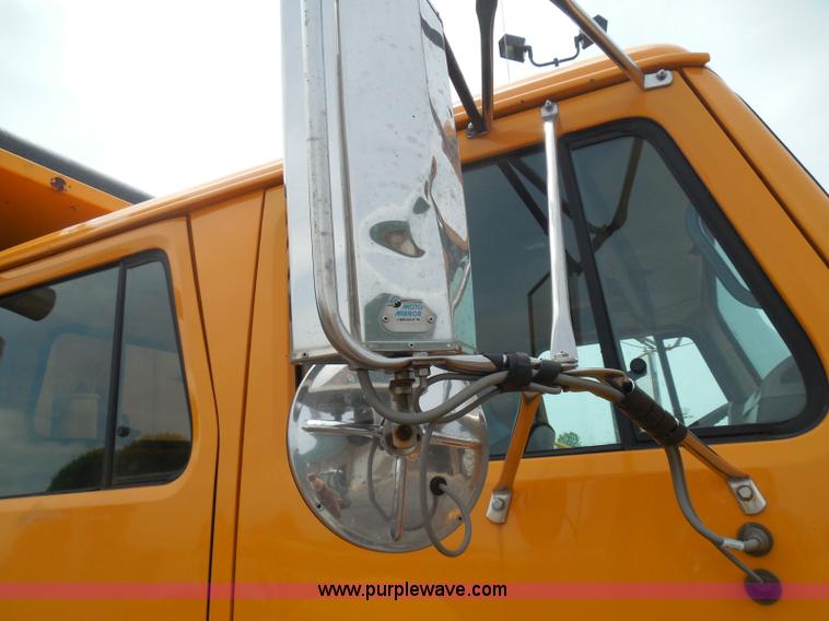 image for item K7507 2002 International 4900 Crew Cab dump truck