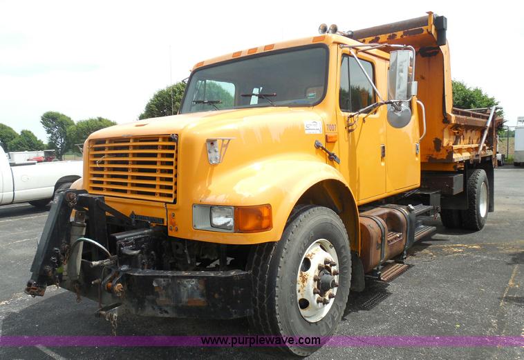 image for item K7509 2002 International 4900 Crew Cab dump truck