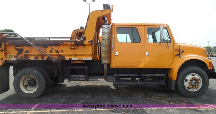 image for item K7509 2002 International 4900 Crew Cab dump truck