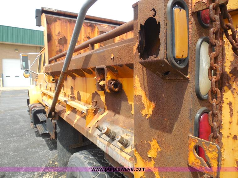 image for item K7509 2002 International 4900 Crew Cab dump truck