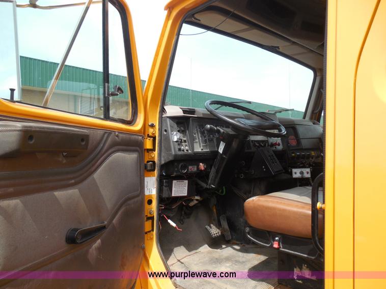 image for item K7509 2002 International 4900 Crew Cab dump truck