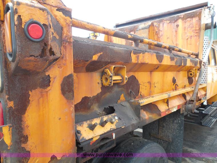 image for item K7510 2002 International 4900 dump truck