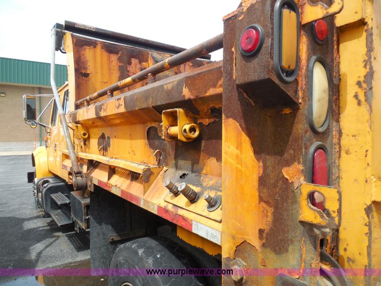 image for item K7510 2002 International 4900 dump truck