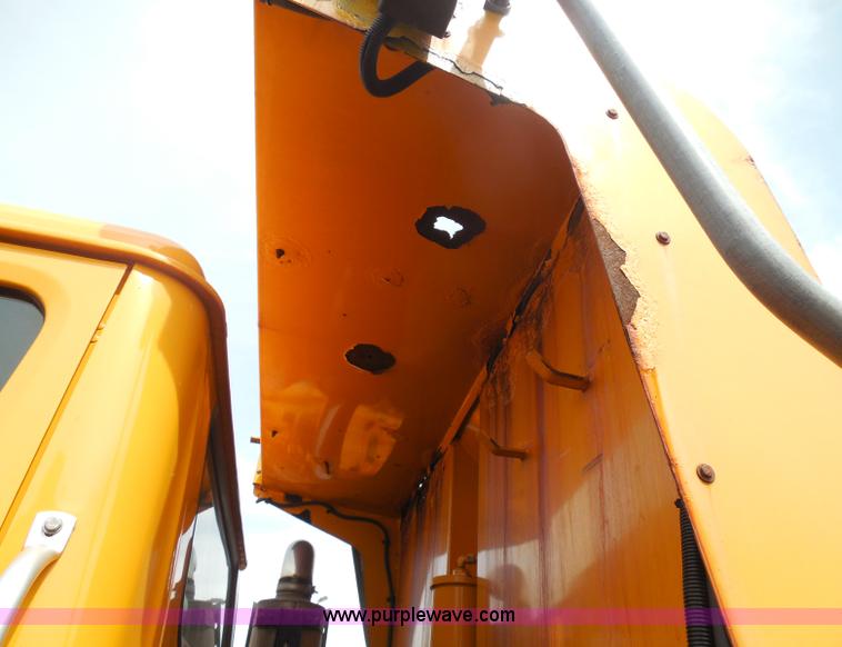 image for item K7510 2002 International 4900 dump truck