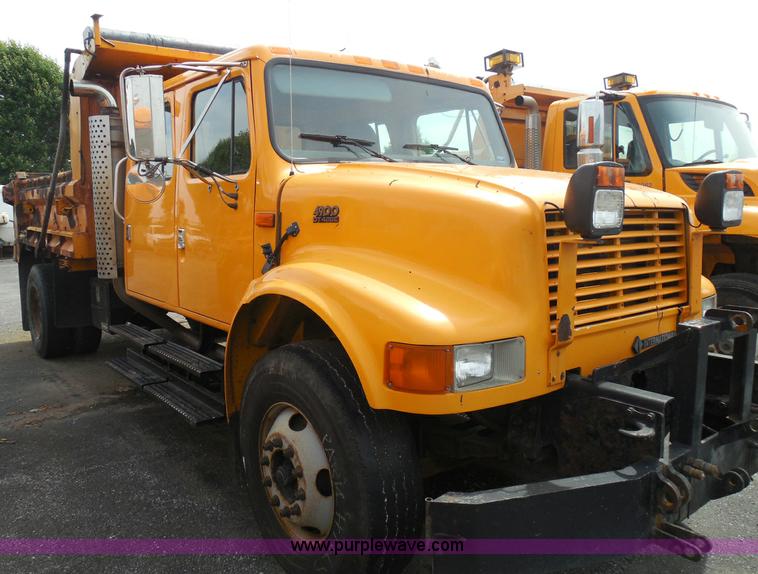 image for item K7510 2002 International 4900 dump truck