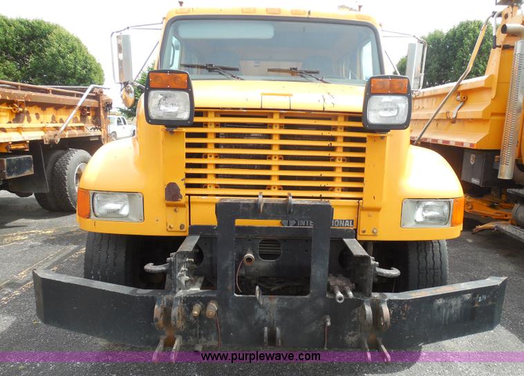 image for item K7510 2002 International 4900 dump truck