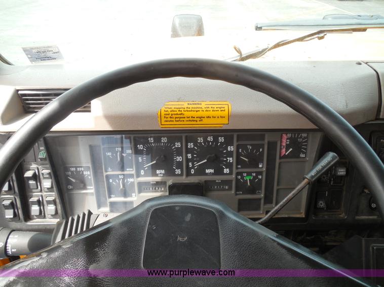 image for item K7510 2002 International 4900 dump truck