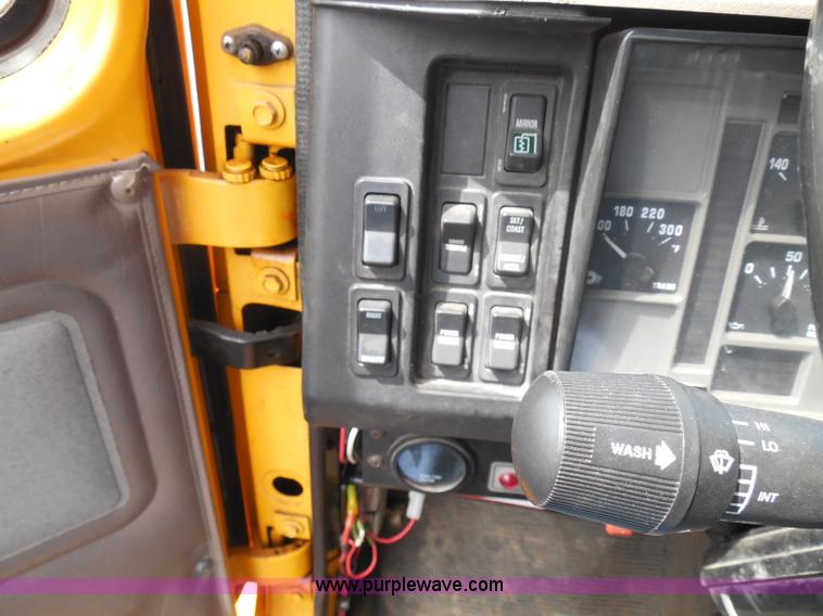 image for item K7510 2002 International 4900 dump truck