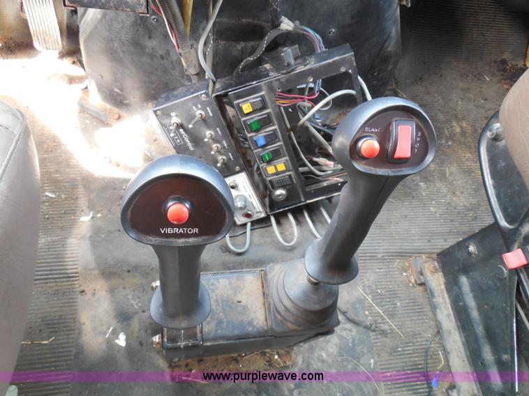 image for item K7510 2002 International 4900 dump truck