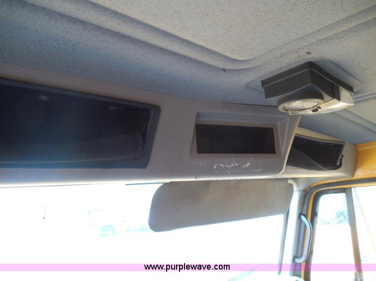 image for item K7510 2002 International 4900 dump truck