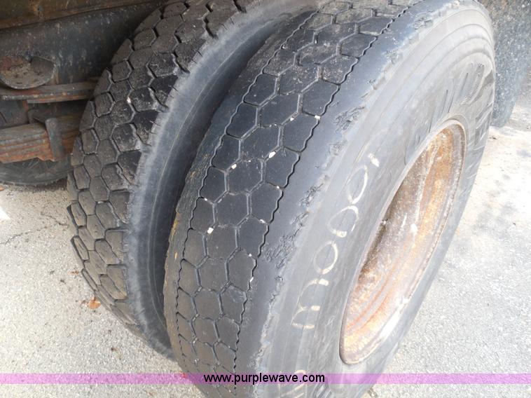 image for item K7510 2002 International 4900 dump truck