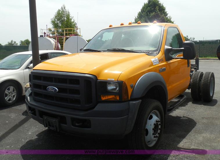 image for item K7511 2007 Ford F550 XL cab and chassis truck