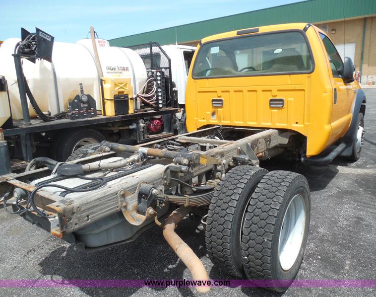 image for item K7511 2007 Ford F550 XL cab and chassis truck