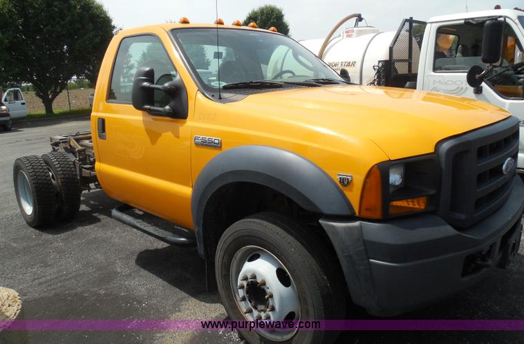 image for item K7511 2007 Ford F550 XL cab and chassis truck