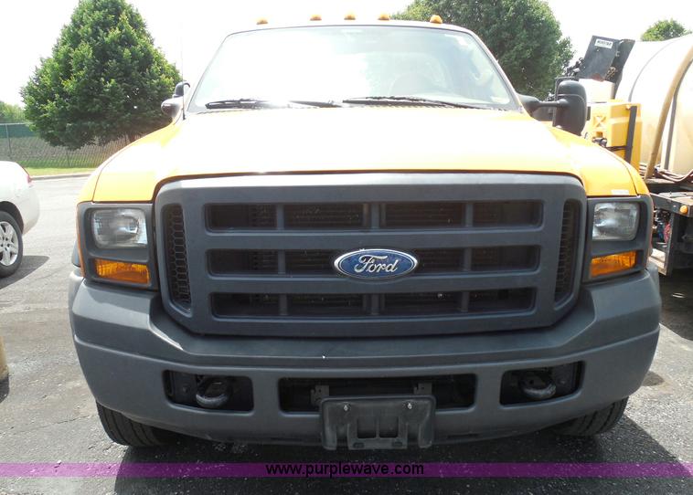 image for item K7511 2007 Ford F550 XL cab and chassis truck