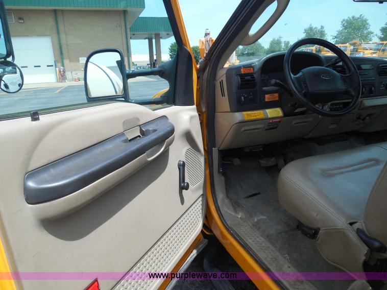 image for item K7511 2007 Ford F550 XL cab and chassis truck