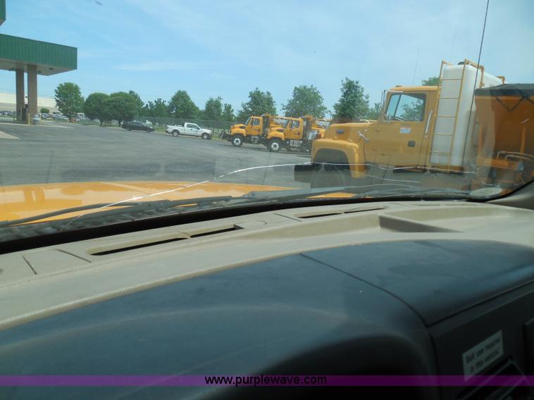 image for item K7511 2007 Ford F550 XL cab and chassis truck