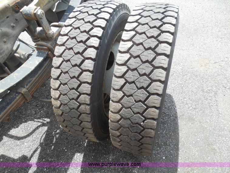 image for item K7511 2007 Ford F550 XL cab and chassis truck