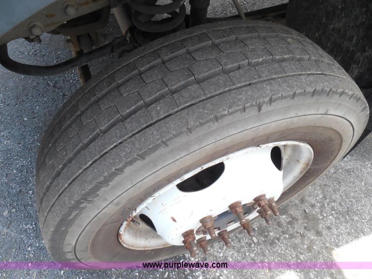 image for item K7511 2007 Ford F550 XL cab and chassis truck