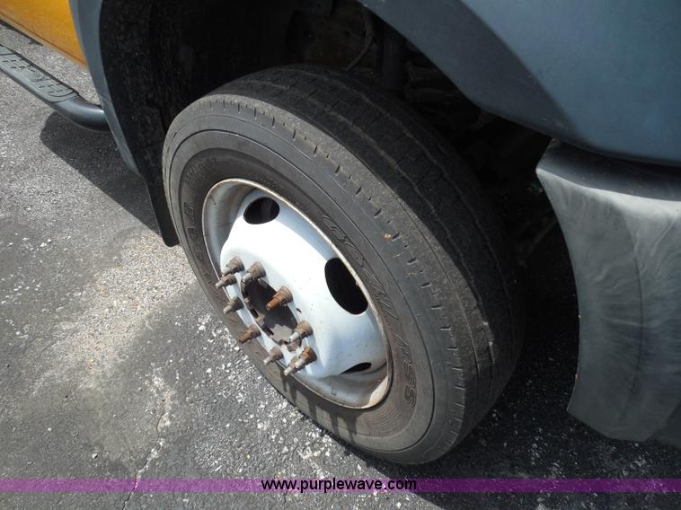 image for item K7511 2007 Ford F550 XL cab and chassis truck