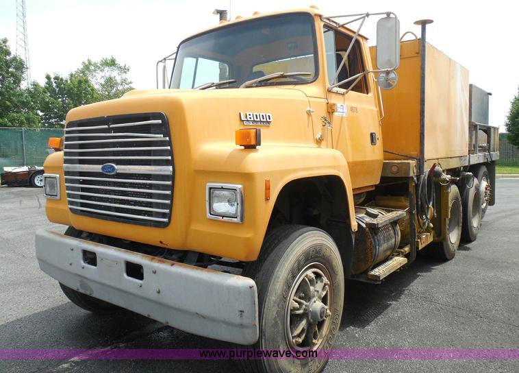 image for item K7512 1992 Ford LNT8000 flatbed truck