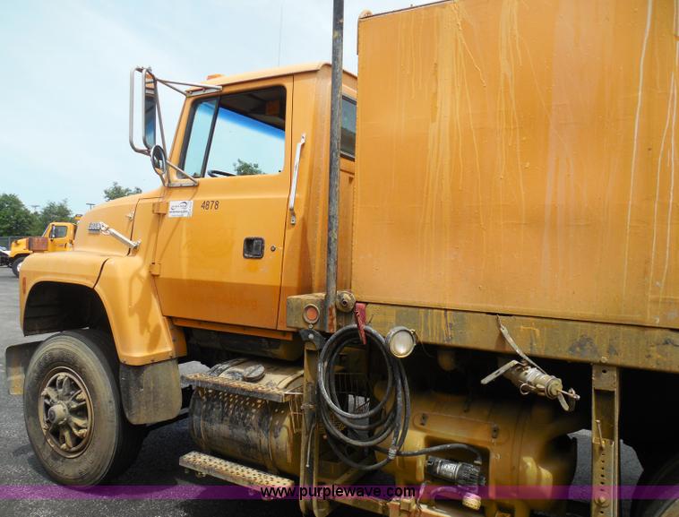 image for item K7512 1992 Ford LNT8000 flatbed truck