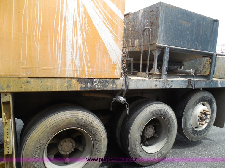 image for item K7512 1992 Ford LNT8000 flatbed truck