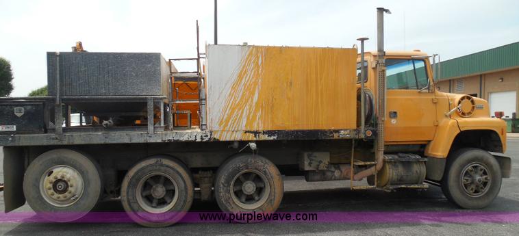 image for item K7512 1992 Ford LNT8000 flatbed truck