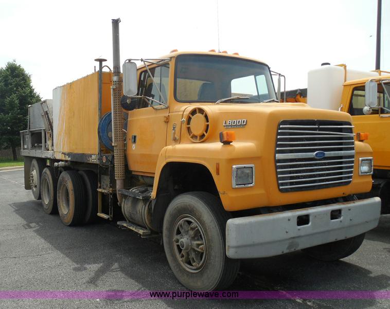 image for item K7512 1992 Ford LNT8000 flatbed truck