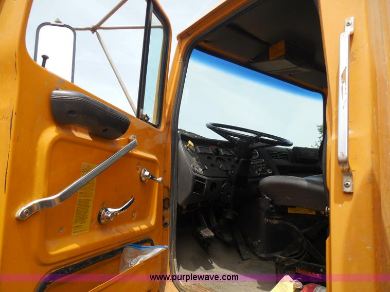 image for item K7512 1992 Ford LNT8000 flatbed truck