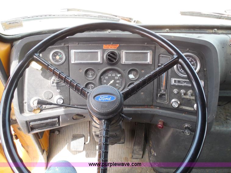 image for item K7512 1992 Ford LNT8000 flatbed truck