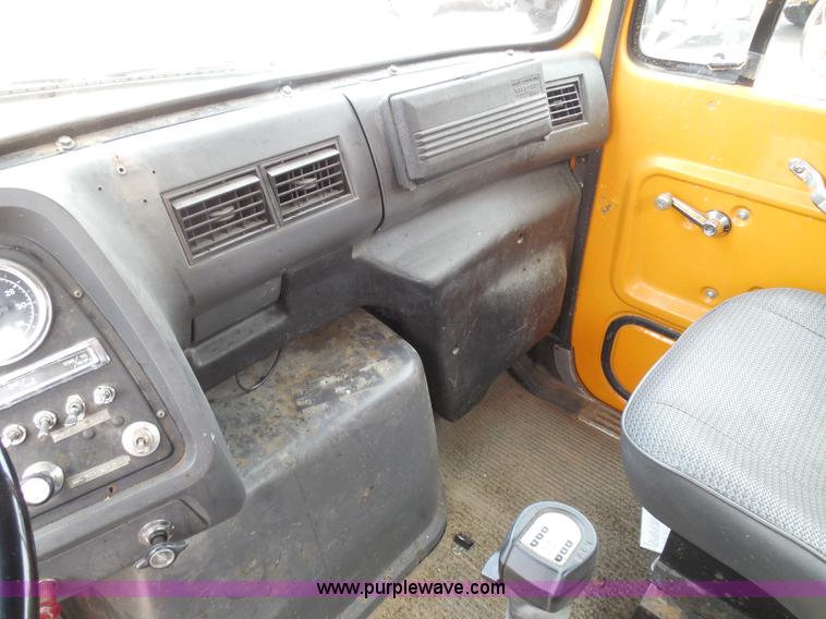 image for item K7512 1992 Ford LNT8000 flatbed truck