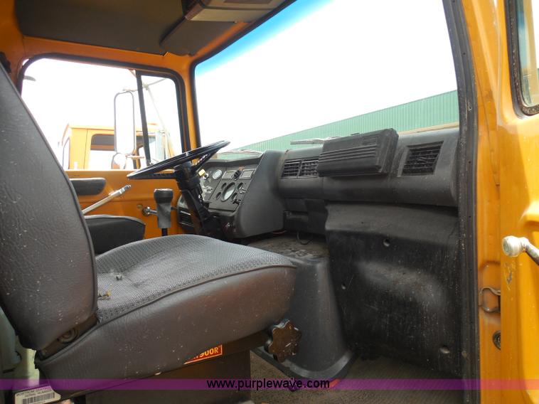 image for item K7512 1992 Ford LNT8000 flatbed truck