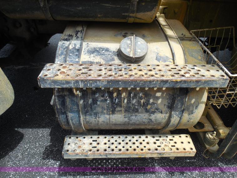 image for item K7512 1992 Ford LNT8000 flatbed truck