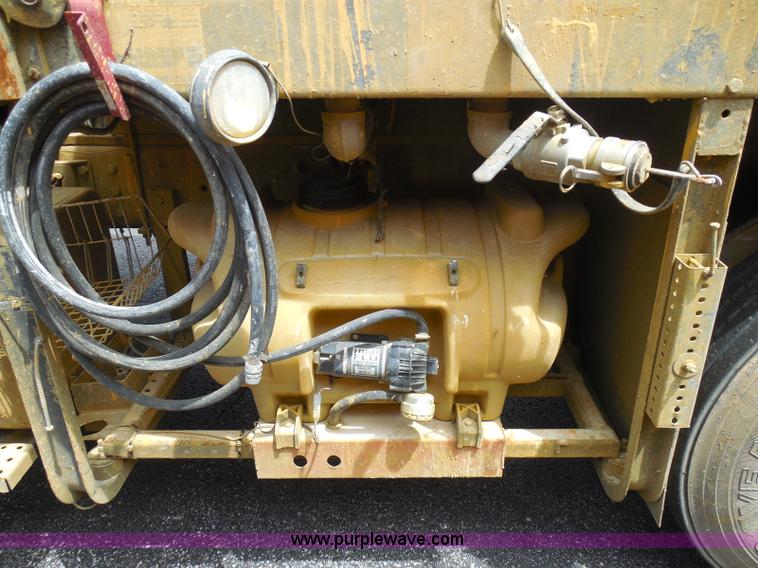 image for item K7512 1992 Ford LNT8000 flatbed truck