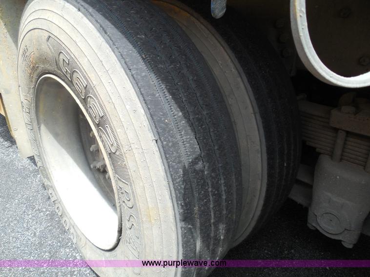 image for item K7512 1992 Ford LNT8000 flatbed truck