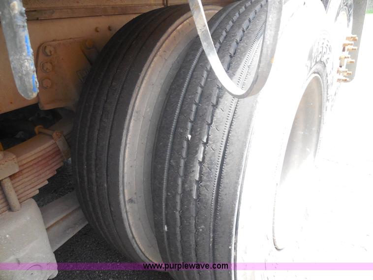 image for item K7512 1992 Ford LNT8000 flatbed truck