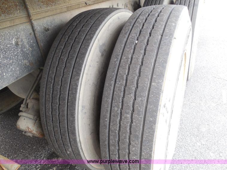 image for item K7512 1992 Ford LNT8000 flatbed truck