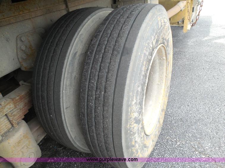 image for item K7512 1992 Ford LNT8000 flatbed truck