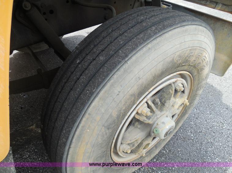 image for item K7512 1992 Ford LNT8000 flatbed truck