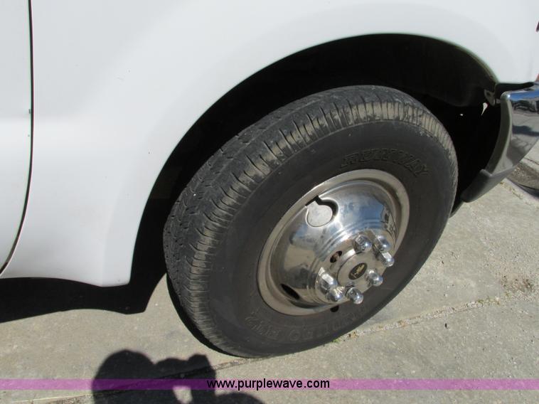 image for item R9295 2002 Ford F350 Super Duty XL utility truck