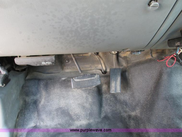 image for item R9295 2002 Ford F350 Super Duty XL utility truck