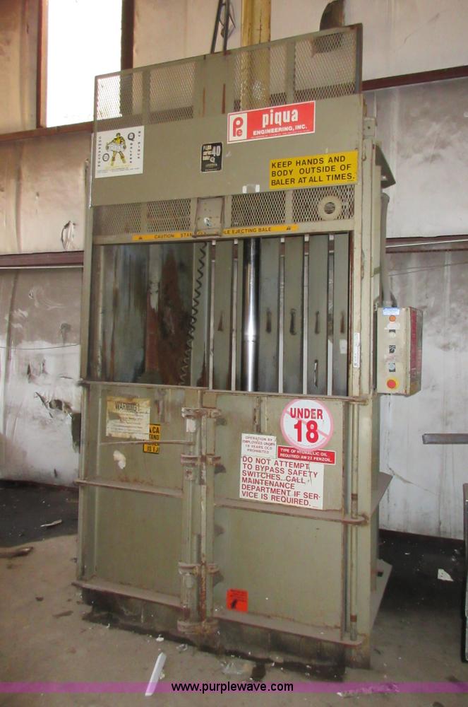 image for item V9777 Piqua Series 40 cardboard baler
