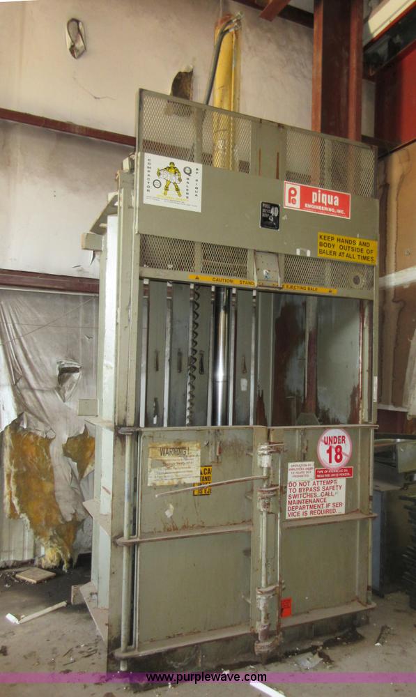 image for item V9777 Piqua Series 40 cardboard baler