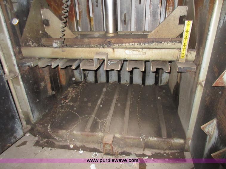 image for item V9777 Piqua Series 40 cardboard baler