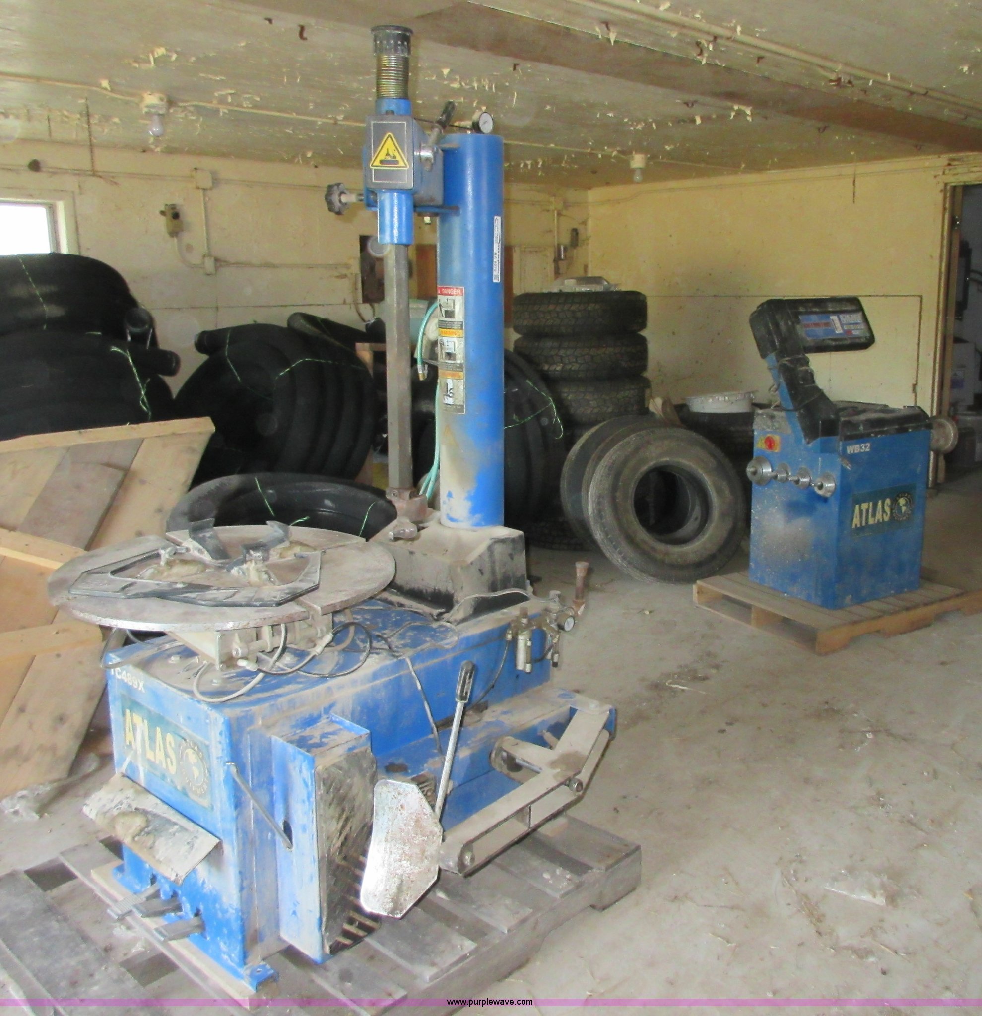 Atlas TC489X tire machine in Galesburg, KS Item BA9279 sold Purple Wave